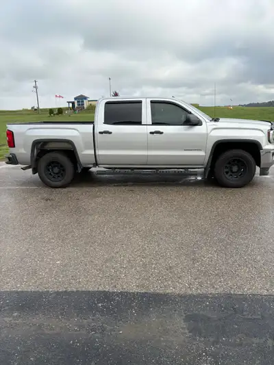 For sale is a 2017 GMC Sierra 1500 4x4. The truck is in great condition, small dent on the left fron...