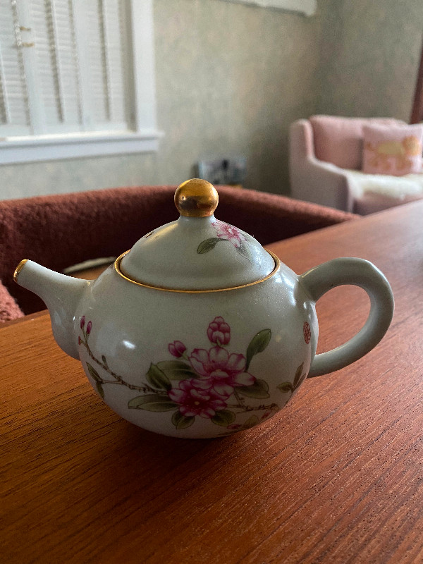 Prettiest Floral Vintage Japanese glazed clay teapot in Arts & Collectibles in Bridgewater