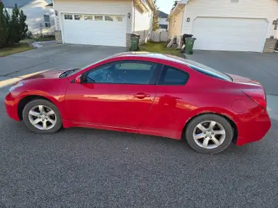 Nissan Altima 2.5s Coupè Title is REBUILT, selling due to purchasing a new car. Car has been driven...