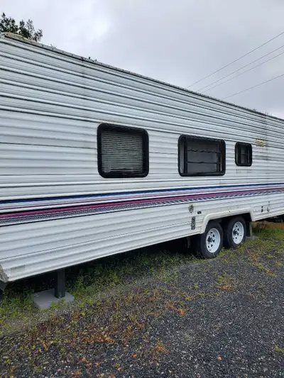 I'm selling a Forest River 24' travel trailer, office space, living space, storage. Double axlè, 200...