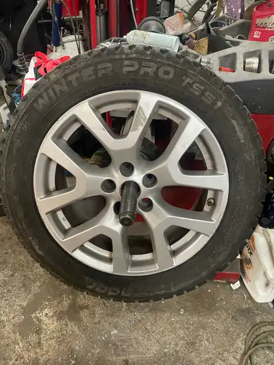 Nissan Rogue originals Brand new 18 inch winter rims and tires balance for a Nissan Rogue 225/55/18...