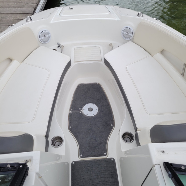 2013 Searay 240 Sundeck Mint Condition Moving Sale 65 Hrs in Powerboats & Motorboats in Vernon - Image 3