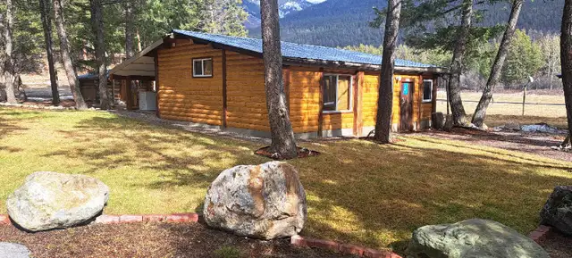 Cabin Rental near Koocanusa Lake East Kootenays in British Columbia in Canada - Image 3