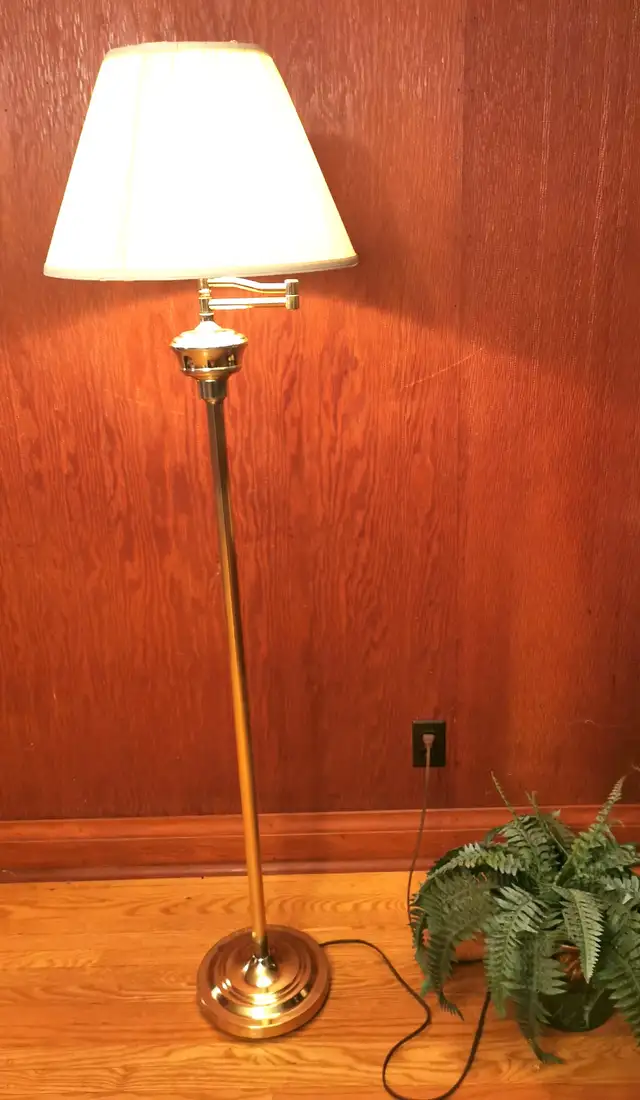 Floor Lamp Metal/Brass 61.5 inch height Vintage Solid in Indoor Lighting & Fans in Markham / York Region - Image 2