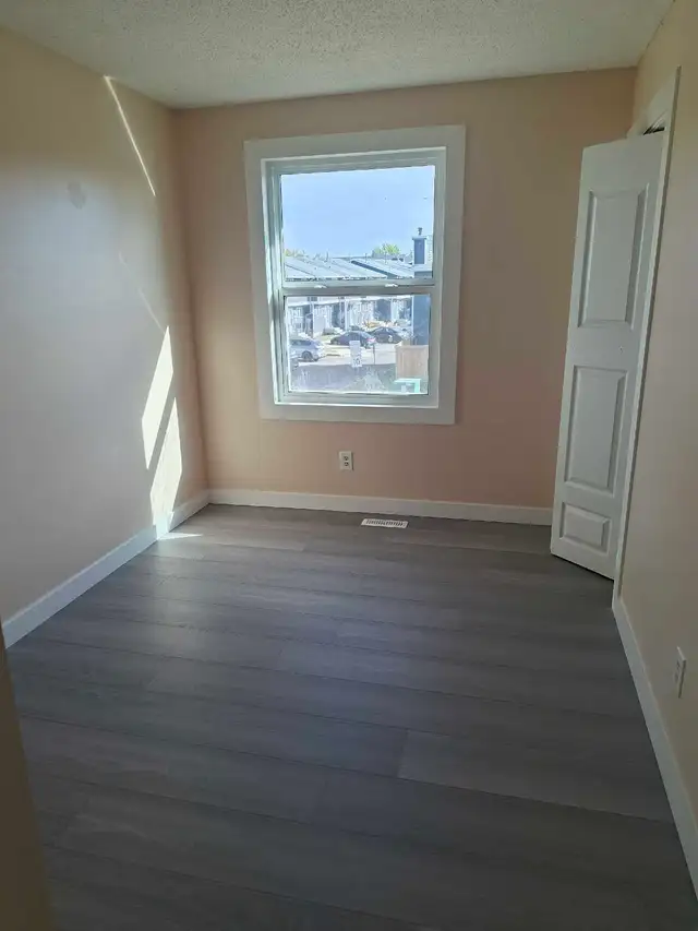 four bedroom townhouse available to rent now!!
