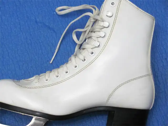 NEW CCM Figure Skates Size-5 Inner Length - 23cm/9" (Dwight in Skates & Blades in Muskoka - Image 8