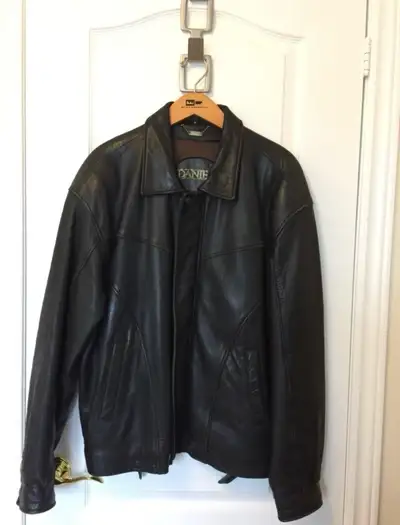 - Colour: Black - Size: Medium - 2 front pockets, 3 inside pockets - zipper front and 2 snap buttons