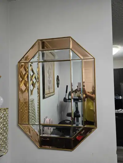 Elegant wall mirror to elevate the beauty of your corner