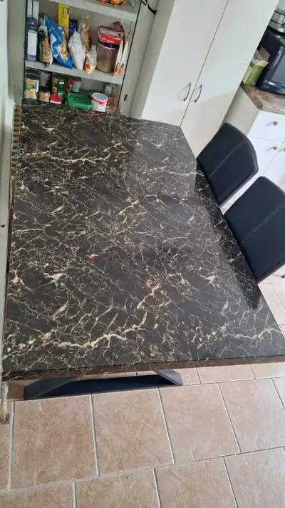 Table de cuisine 59x35 pouces marbrée + 2 chaises noires, View more