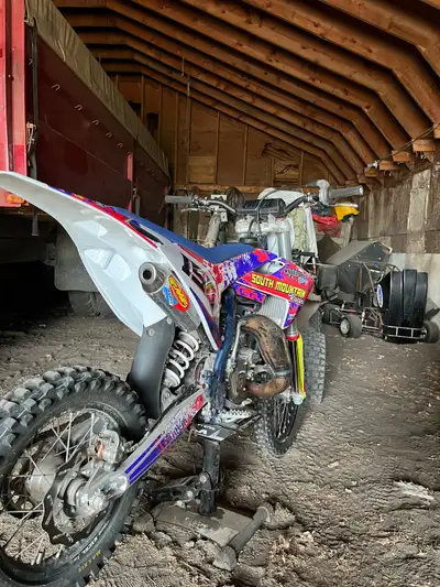 19.5 Hours FMF Pipe and fatty Spare Parts can take graphics kit off if wanted willing to part way wi...