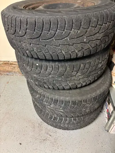 235 / 7OR16 / 109T Used for my 2018 Nissan Rogue Pick up Caledon Asking $250 OBO