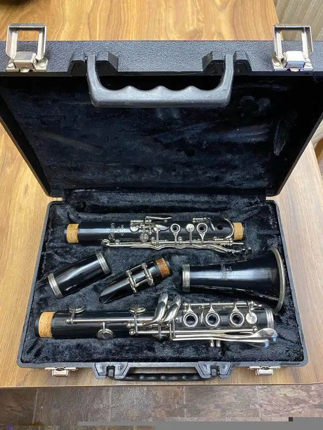 SELMER CLARINET with case.Excellent condition. in Woodwind in Saskatoon - Image 3