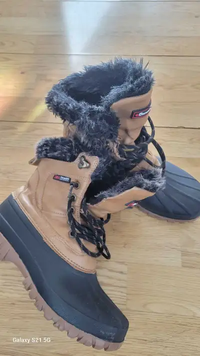 Bottes Canadiana size 6, View more