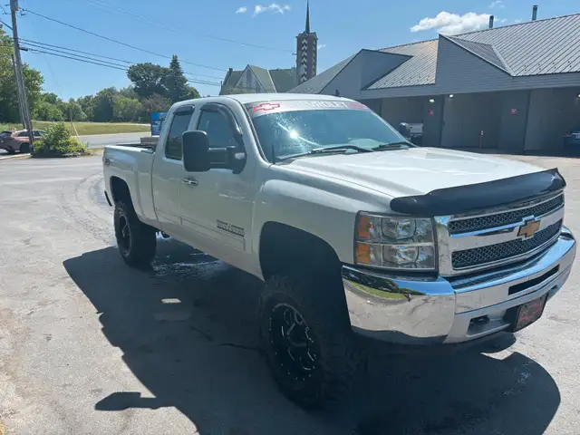 2013 Chevy 1500 with low km 88 000 km  in Cars & Trucks in Bathurst - Image 4