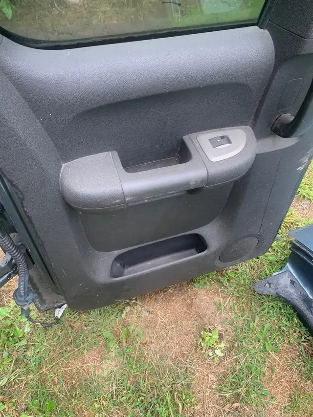 2007-2013 GMC Sierra Chevy Silverado extended cab rear doors in Other in Hamilton - Image 7