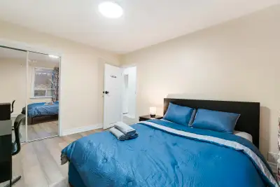 Bungalow house 4 bedroom,2 full washroom for rent walk to subway