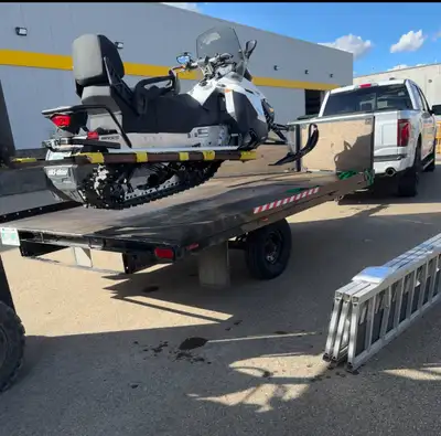 Carries 2 snowmobiles Has protective front to protect the sleds Comes with lightweight Tri-fold ramp