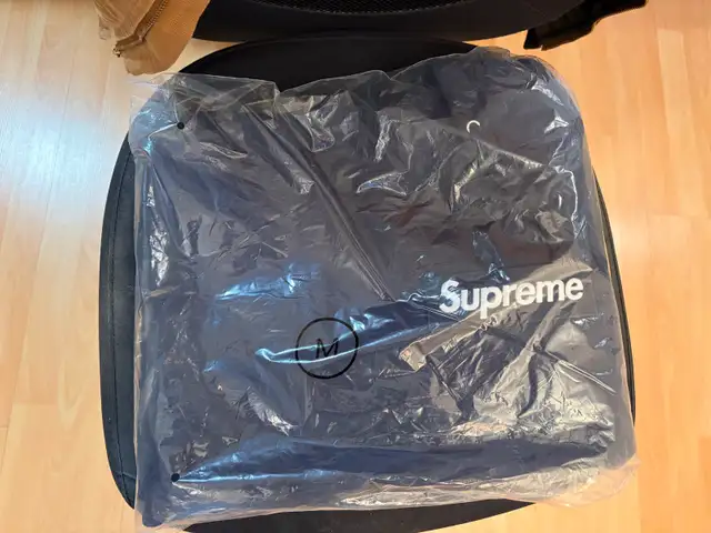 Supreme big box logo hooded sweatshirt (FW25) - Size Medium - Ne in Men's in City of Toronto - Image 4