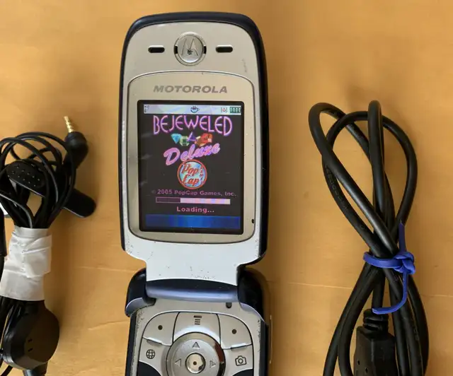 Motorola V360 Original GSM Flip Mobile Phone-Bluetooth-Unlocked in Cell Phones in City of Toronto - Image 9