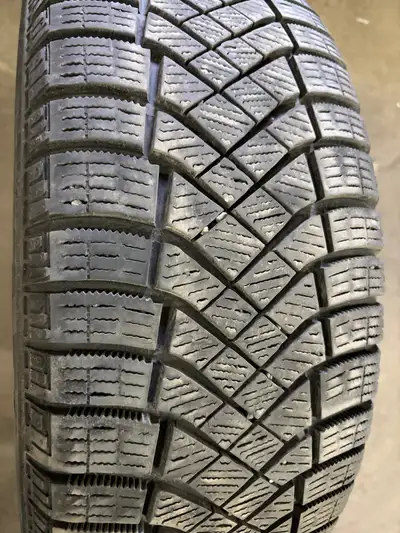 4 pneus d'hiver P215/65/16 102T Pirelli Winter Ice Zero FR 33.5% d'usure, mesure 7-7-7-8/32 215/65/1...