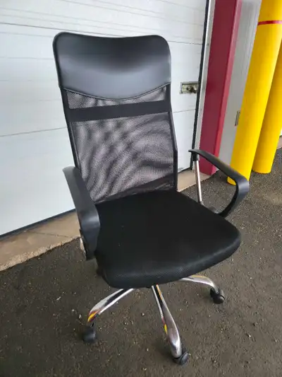 Office chair, fair condition, one cap missing. No issues or cracks, not so heavy. Ask $20