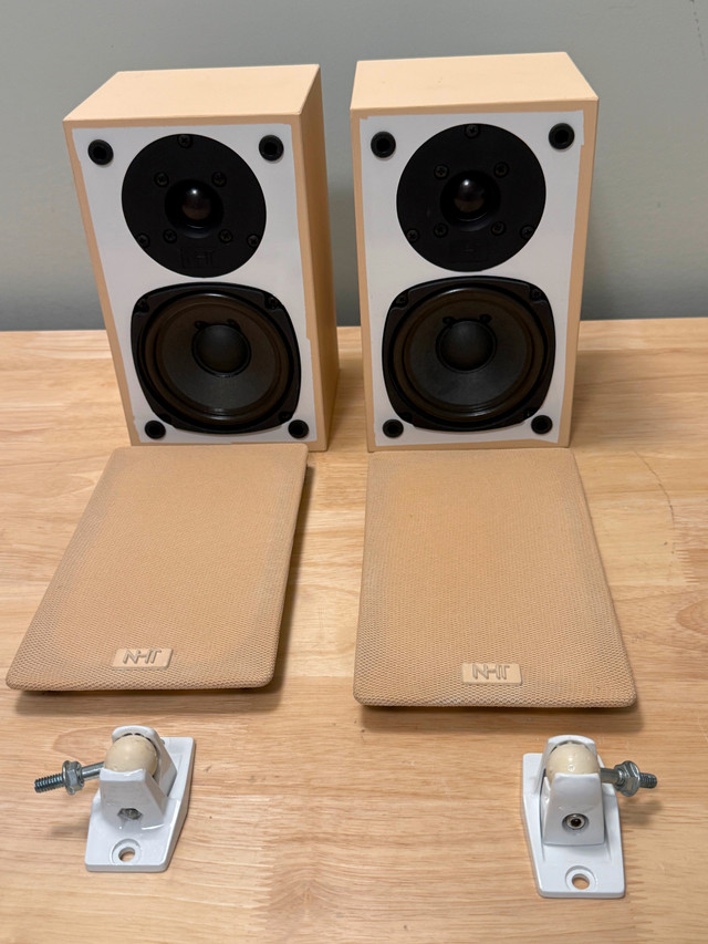 NHT SuperZero Bookshelf Speakers with Wall Brackets in Speakers in St. Catharines - Image 3