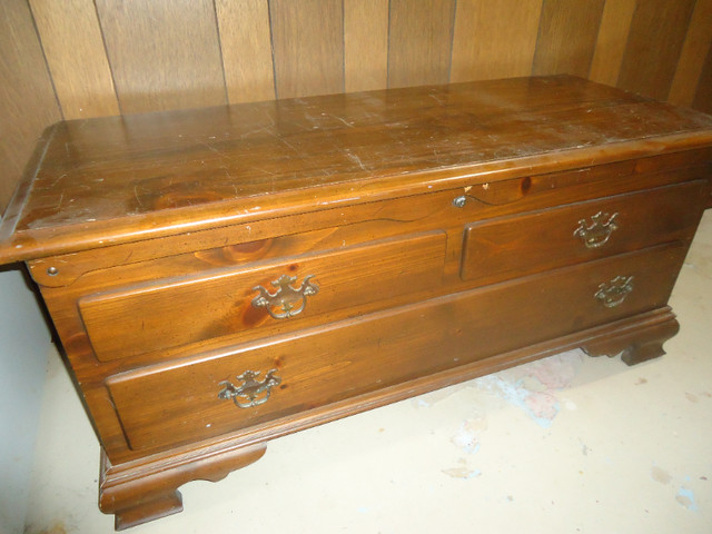 Cedar Blanket Chest in Dressers & Wardrobes in St. Catharines - Image 4
