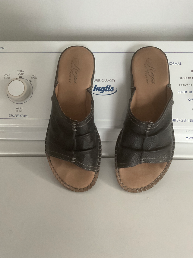 Sandales crocs in Women's - Shoes in Québec City - Image 4