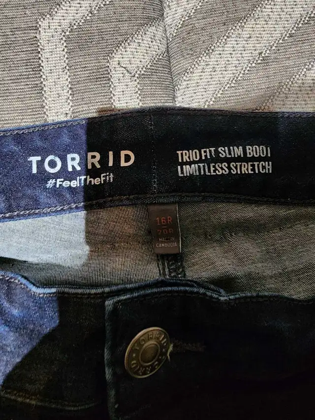 Womens Jeans SIZE 16R in Women's - Bottoms in Oshawa / Durham Region - Image 3