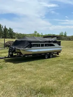 Two pedestal seats with center fishing station. Live well behind seats and 4 fishing cases for hooks...