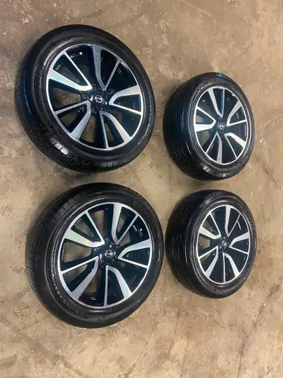 19” Nissan rogue rims and tires. 225/55/19 Michelin primacy A/S One rim has some curb rash Tires hav...