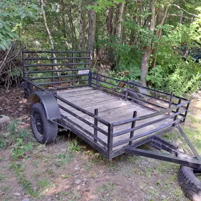 A un peu plus de 5 x 8 (64' x 98'). Viens avec un pneu extra