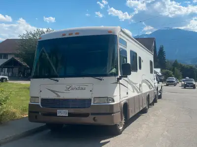 2001 George boy landau 30ft in good shape no leak. We used it for only one trip to Arizona and back....