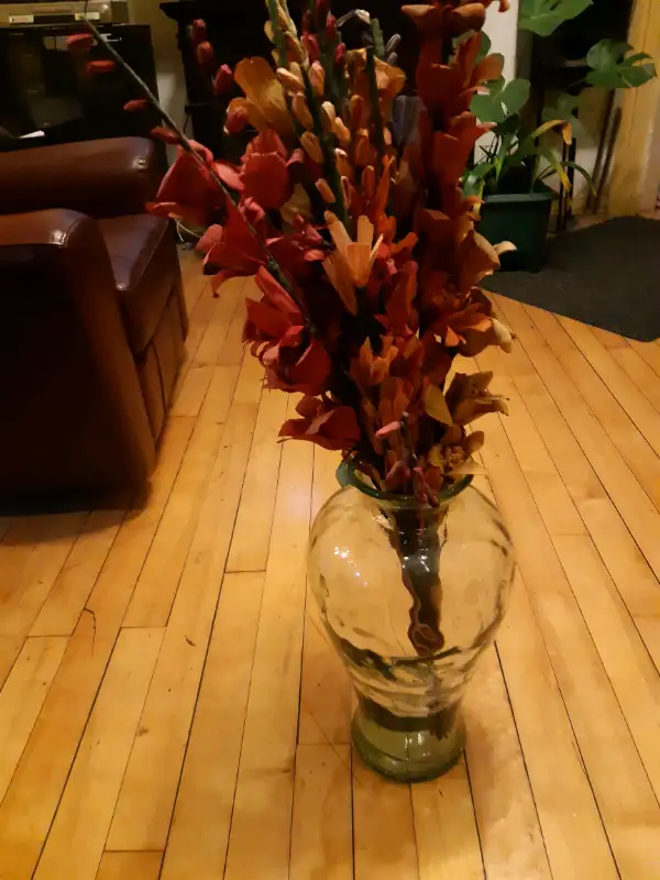 Vase a fleurs en verre.  Importé / $95.00 in Arts & Collectibles in City of Montréal - Image 4