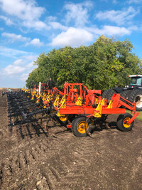 Bourgault FH 546-52 Nh3 cultivator.