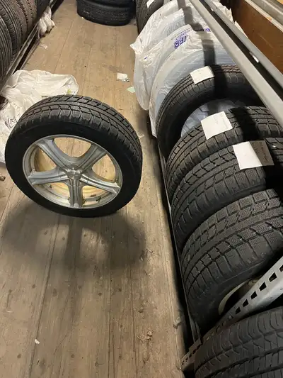235 50 r 18 winter bolt pattern 5x114.3 and 5x 100 centre bore 71.5