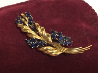 Solid yellow gold Sapphire brooch .18K .11.9 gm. 20 claw set