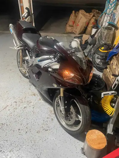 Beautiful bike in great condition only having 55847km. Custom paint job and after market mig exhaust...