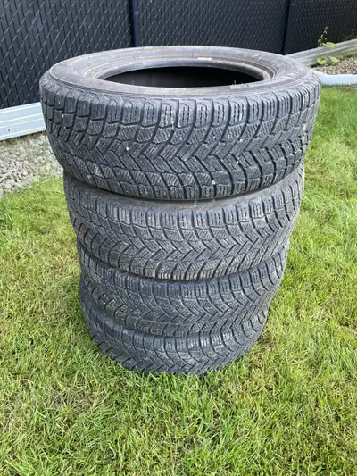 Ensemble de 4 pneus d'hiver Michelin X-Ice de grandeur 205/65R16 en excellente condition et très peu...