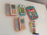 plusieurs téléphones jouets