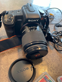 Caméra Sony À 200, avec 2 objectifs