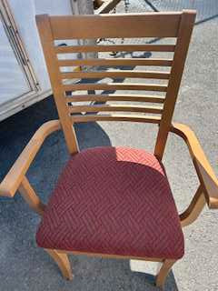 Table de cuisine avec 4 chaises en bois couleur naturelle  dans Mobilier de salle à manger et cuisine  à Laurentides - Image 2