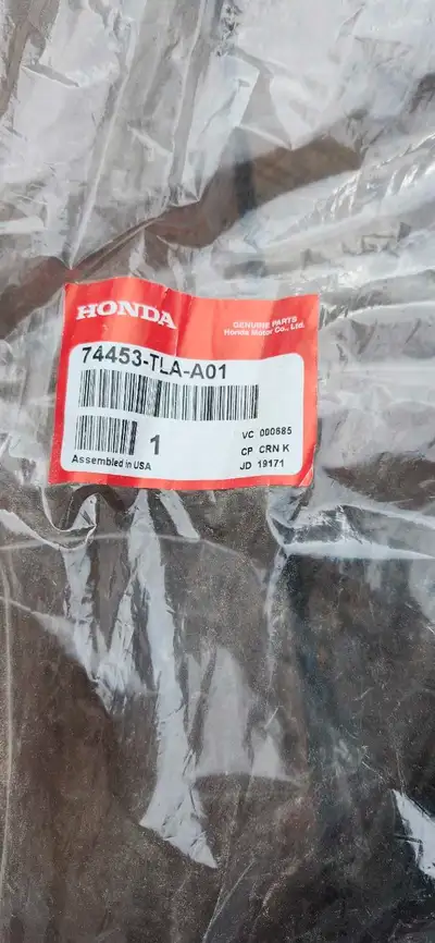 Découvrez un authentique composant Honda, numéro de pièce 74453-TLA-A01, tout neuf dans son emballag...