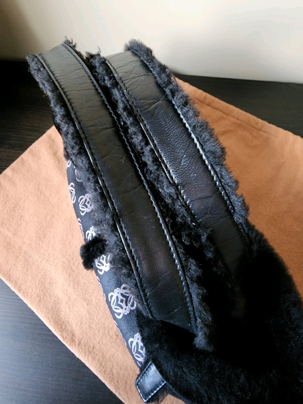 Authentic LOEWE Black Lambskin Shearling Leather Tote (EUC) in Women's - Bags & Wallets in Mississauga / Peel Region - Image 2