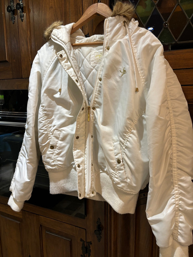 Woman’s White Puffer Jacket with Hood dans Femmes - Hauts et vêtements d'extérieur  à Ville de Montréal - Image 3