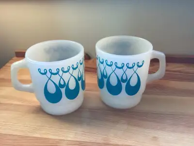 2 tasses en verre de lait boucles bleues