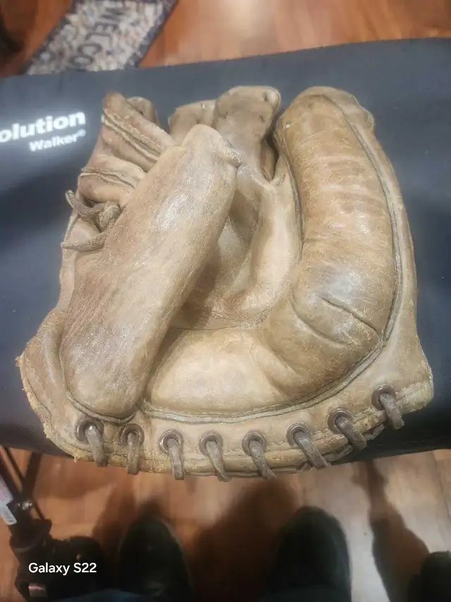 D&R Baseball Glove in Baseball & Softball in Kingston - Image 3