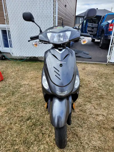 Scooter Scooterre Bistro Europa 50. 4 temps. Rapide. Très bon état.