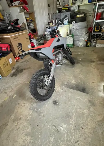 Evouqe 150rl dirt bike with electric start , screen, lights and much more. Everything on the bike wo...