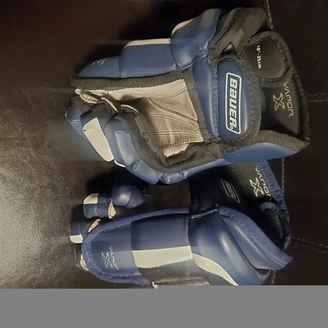 New Kids 10" BAUER VAPOR Hockey Gloves  in Hockey in Barrie - Image 7